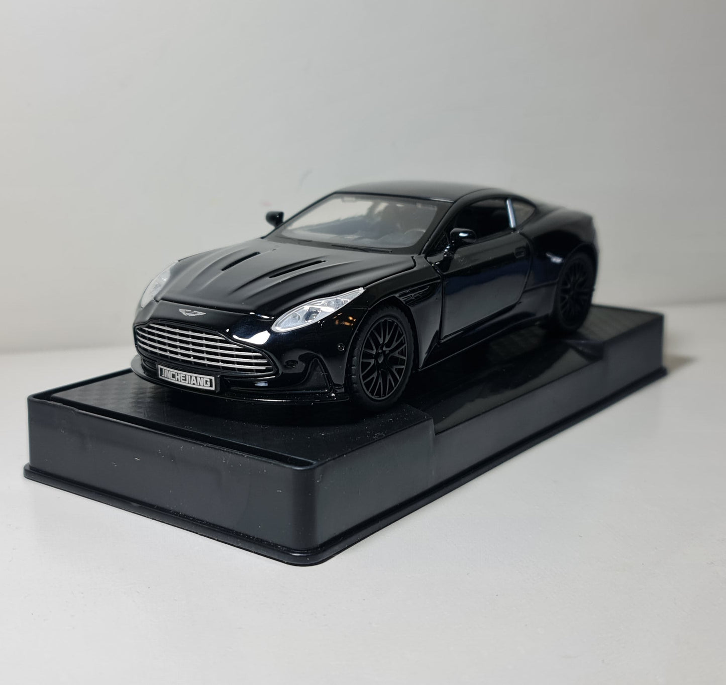ASTON MARTIN DB12