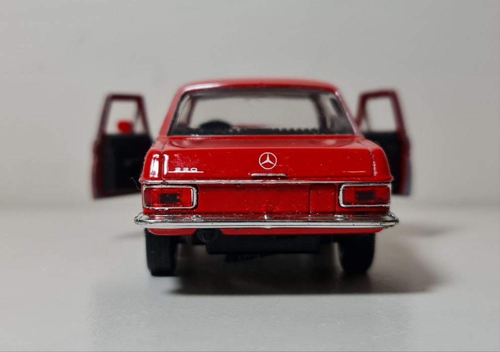 MERCEDES W115 220E