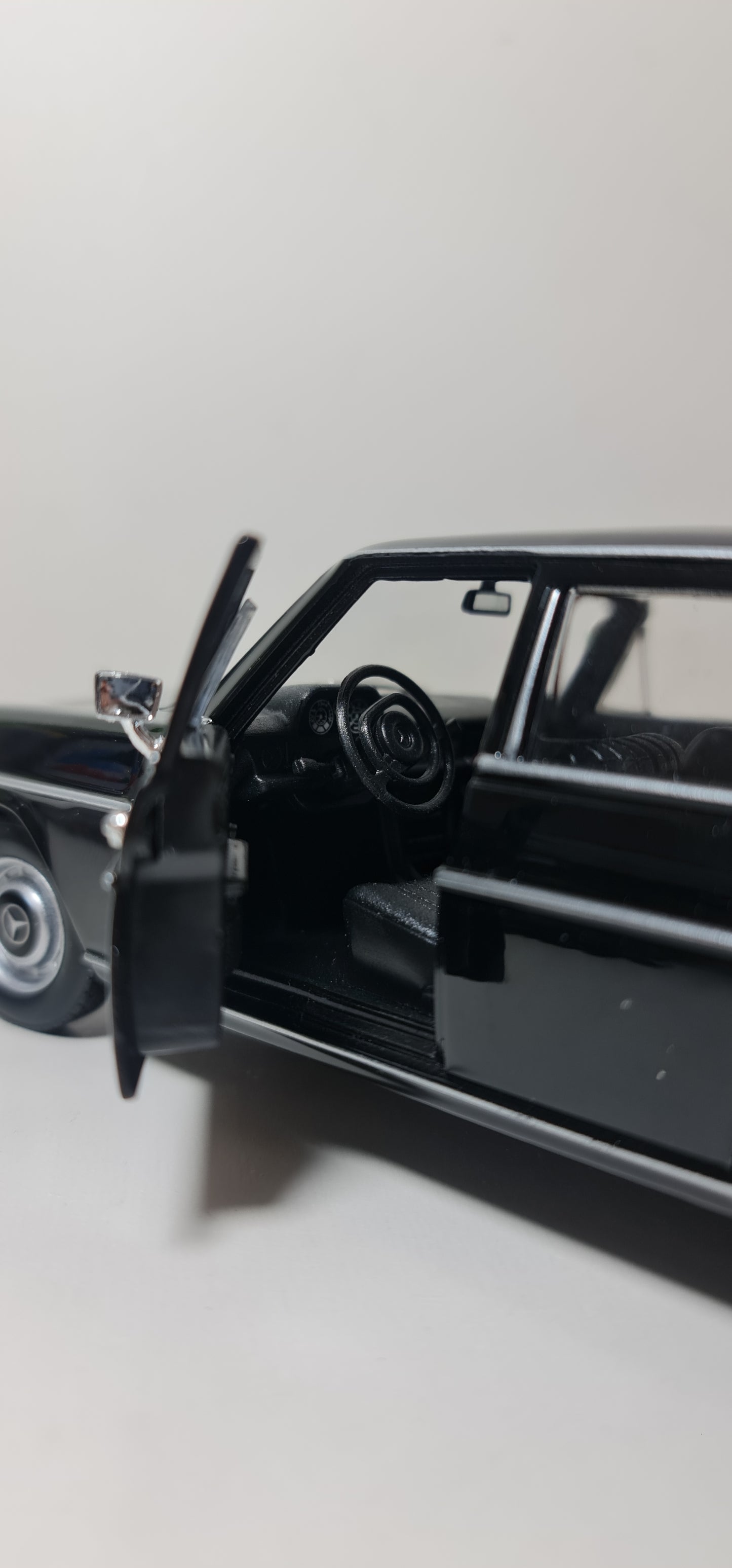 MERCEDES W115 220E