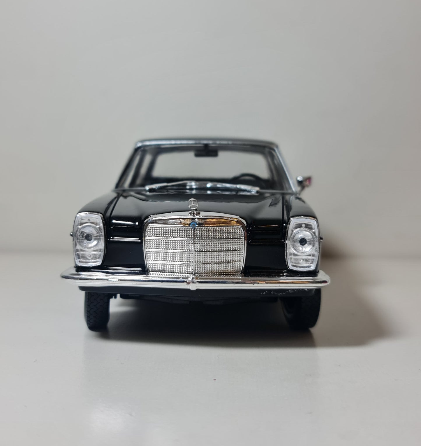 MERCEDES W115 220E