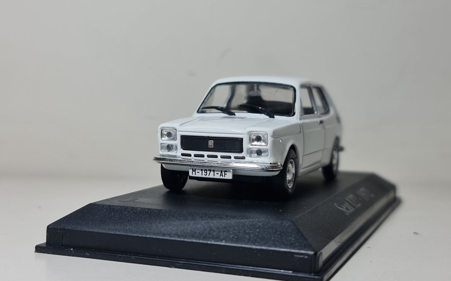 SEAT 127 1972 (1/43=9CM)