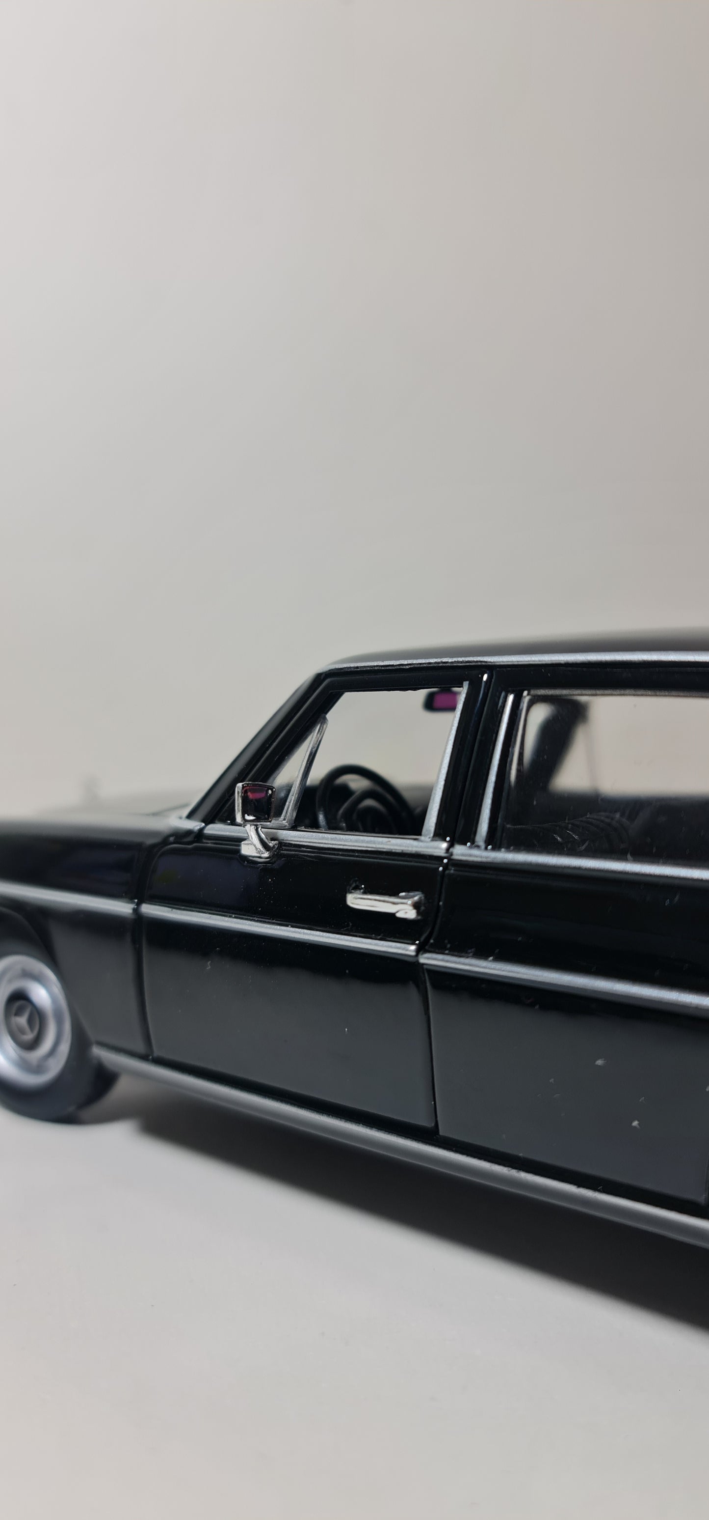 MERCEDES W115 220E