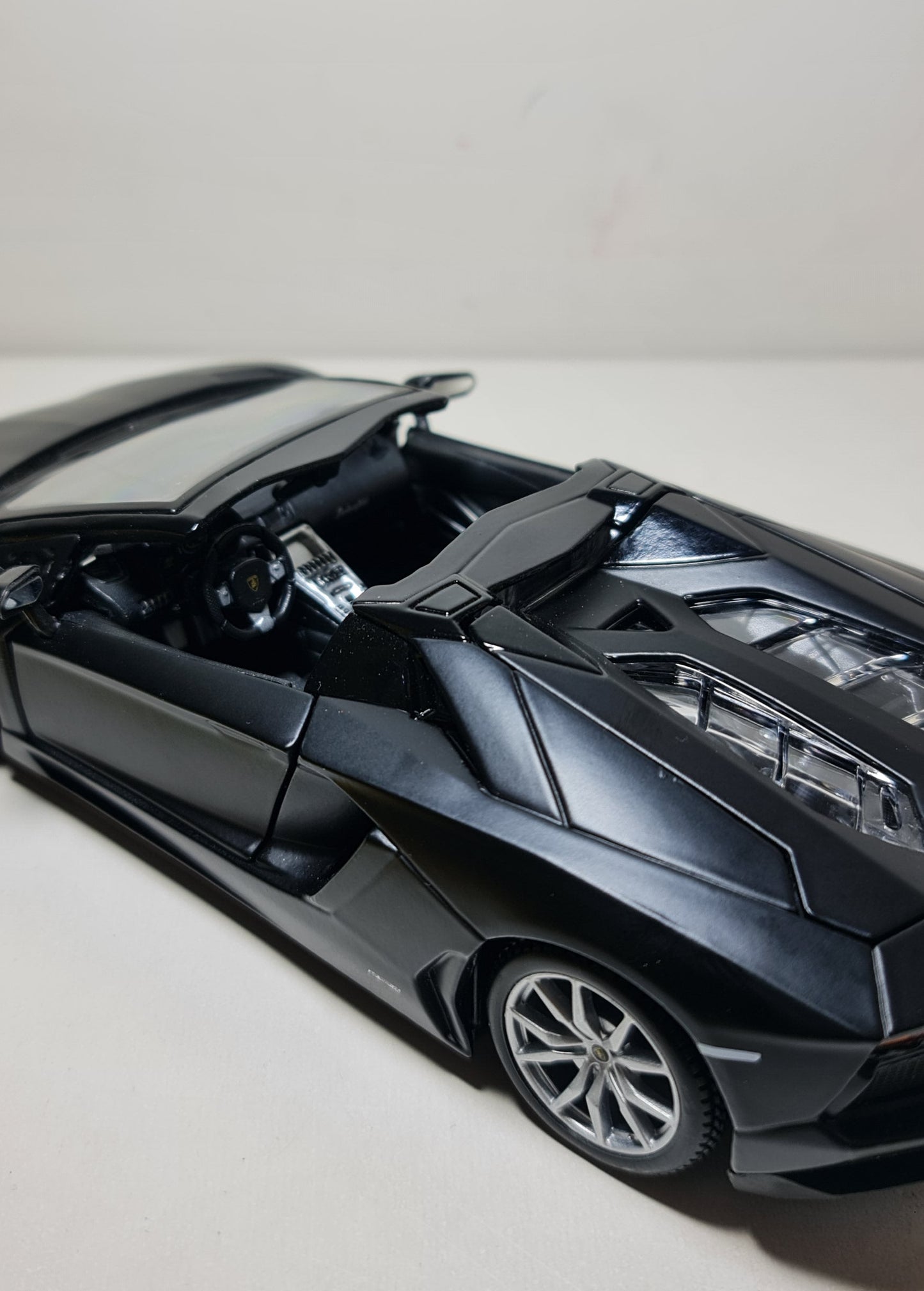 LAMBORGHINI AVENTADOR SVJ ROADSTER