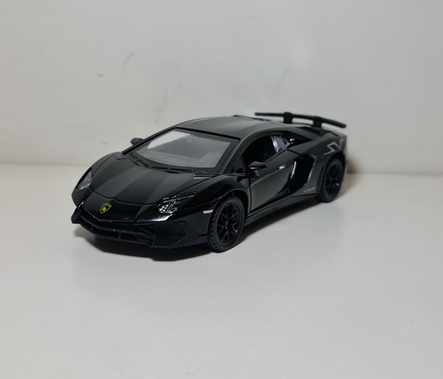 LAMBORGHINI AVENTADOR SVJ