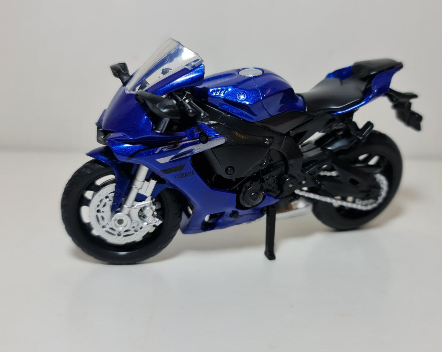 YAMAHA R1
