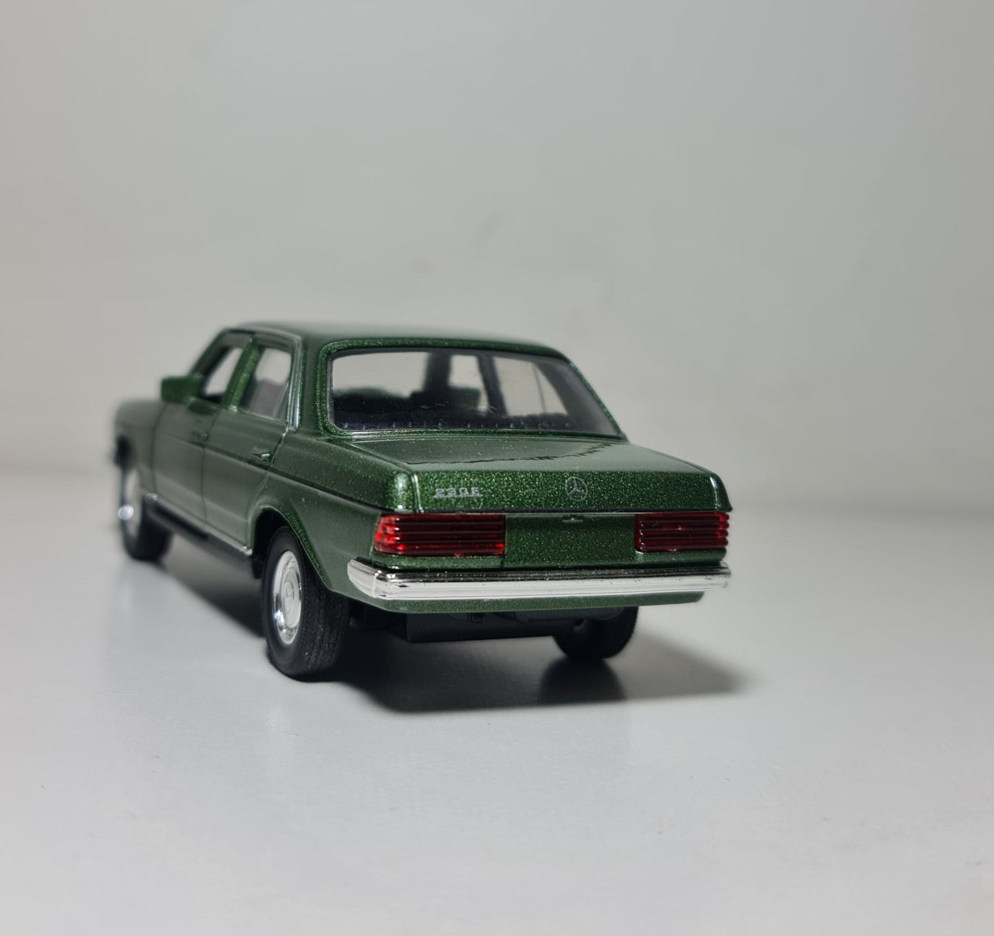 MERCEDES W123 230E