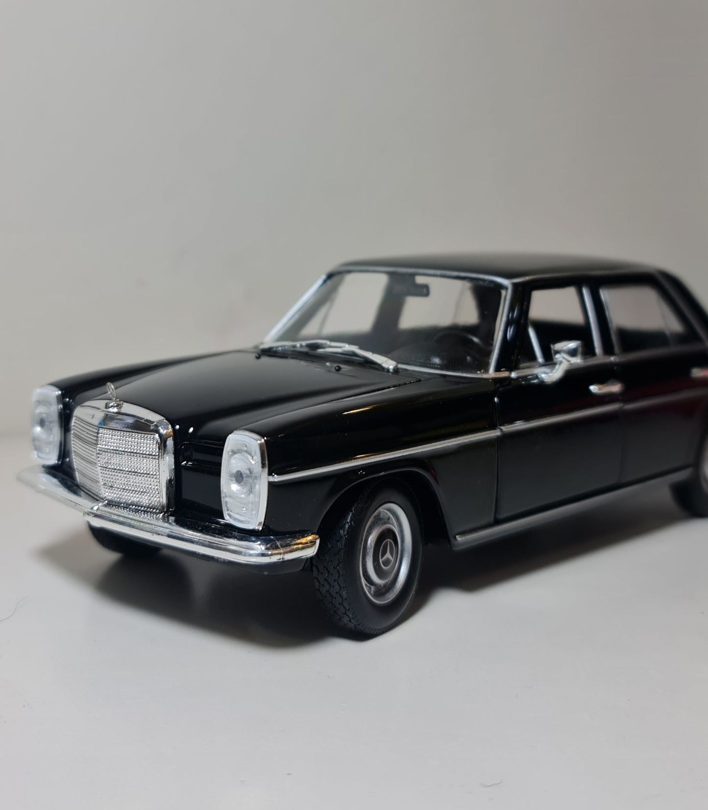 MERCEDES W115 220E