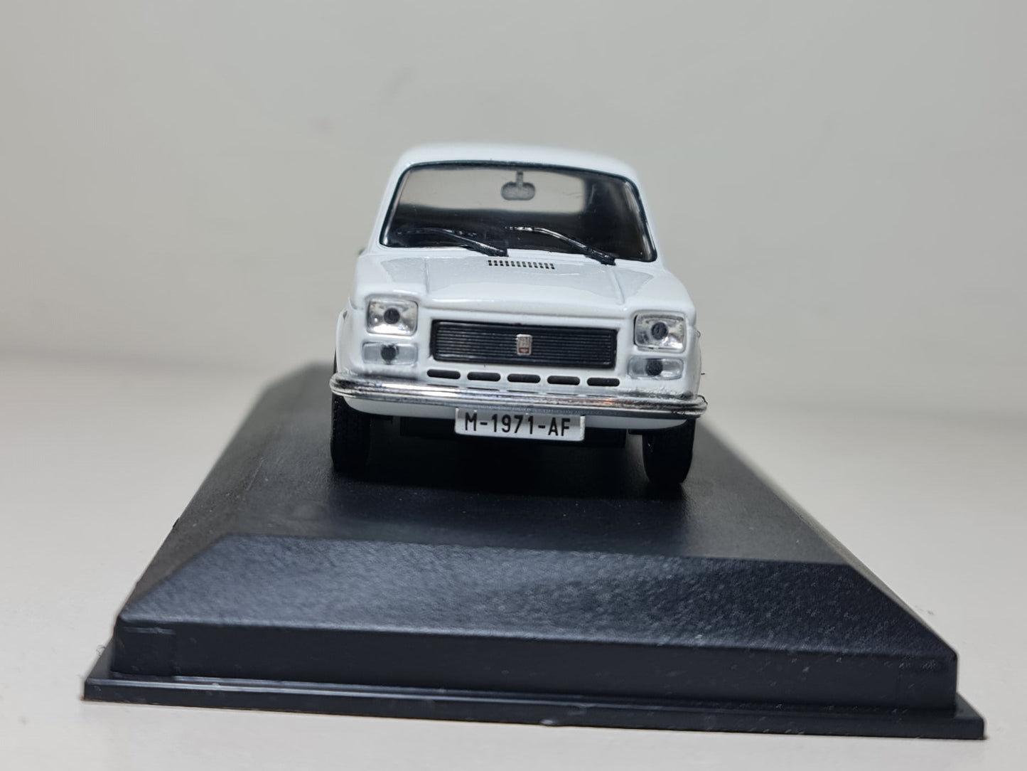 SEAT 127 1972 (1/43=9CM)
