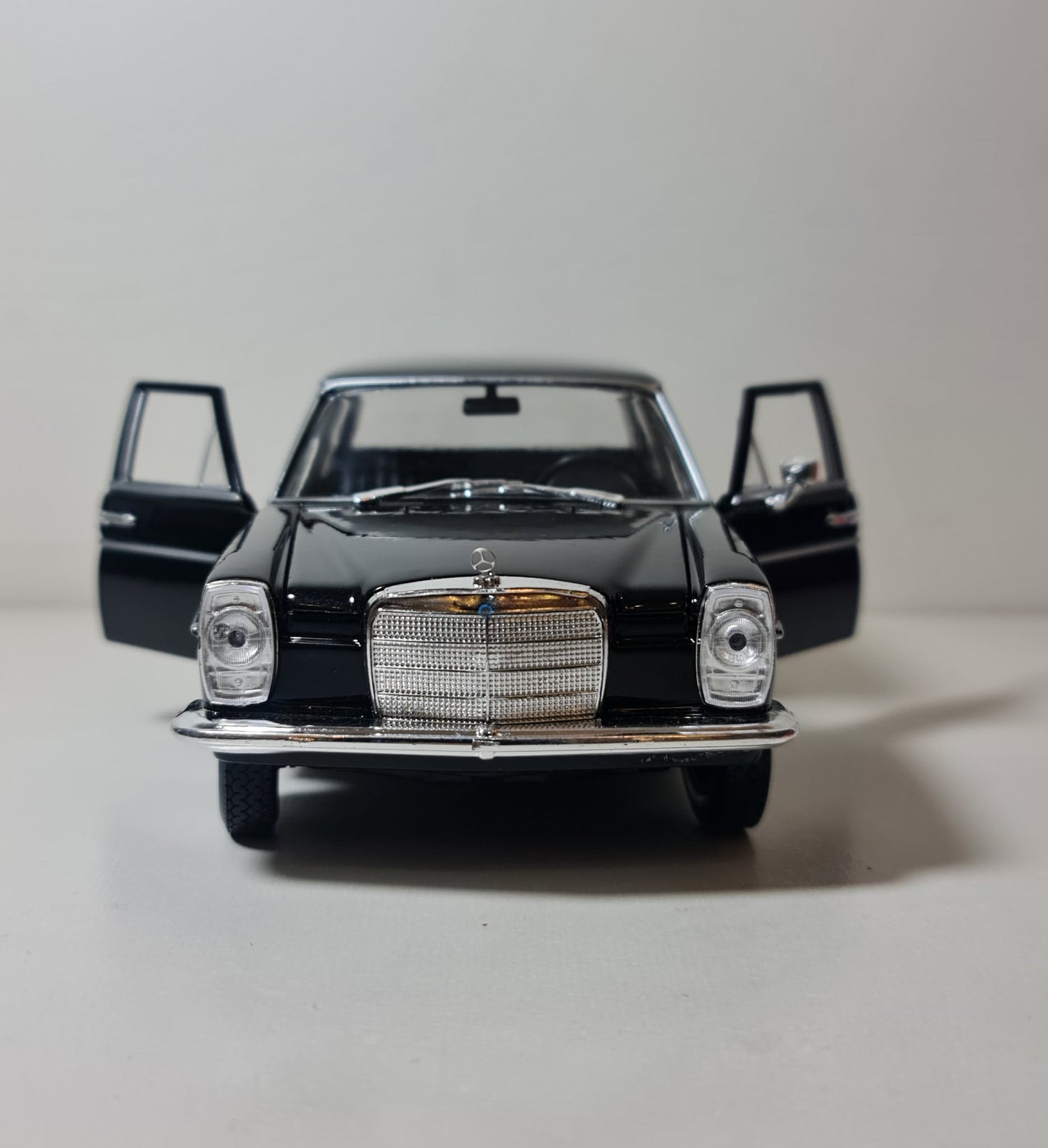 MERCEDES W115 220E
