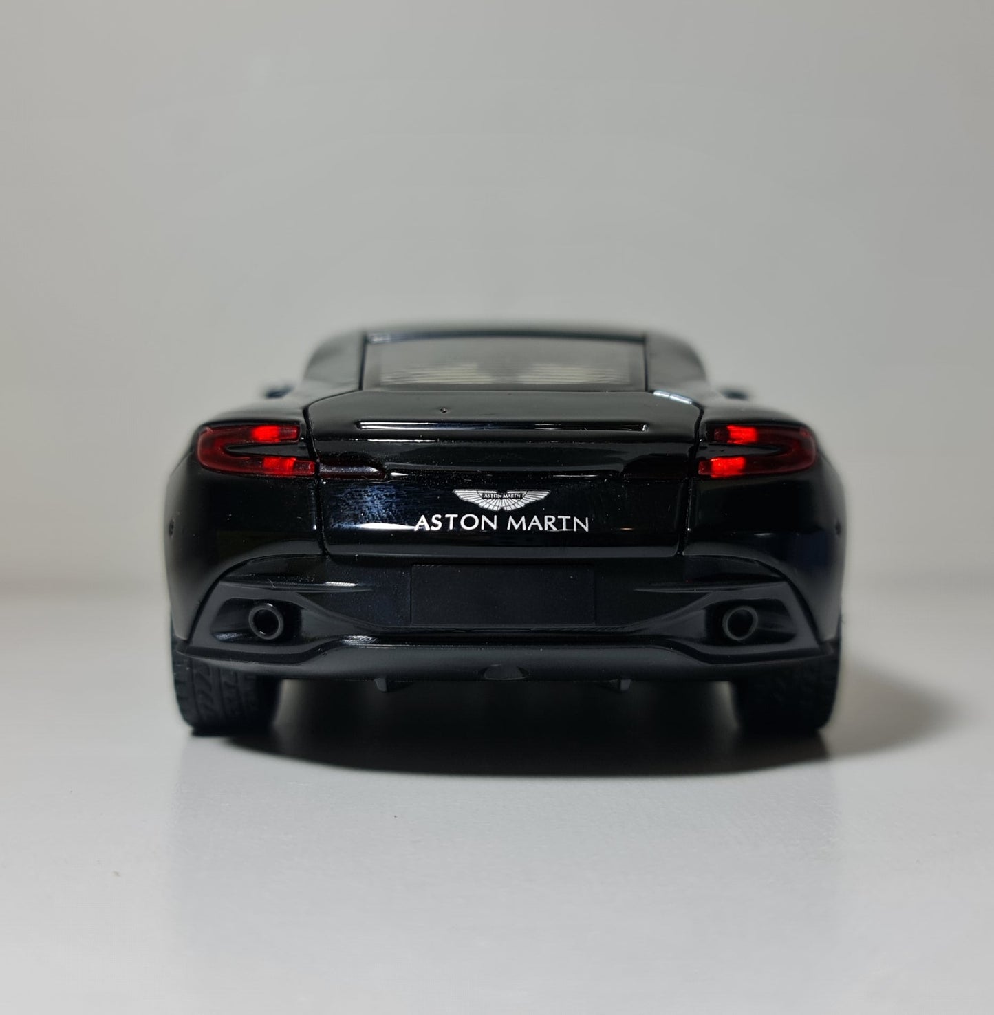 ASTON MARTIN DB12