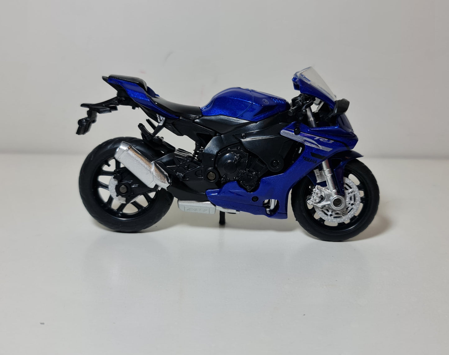 YAMAHA R1