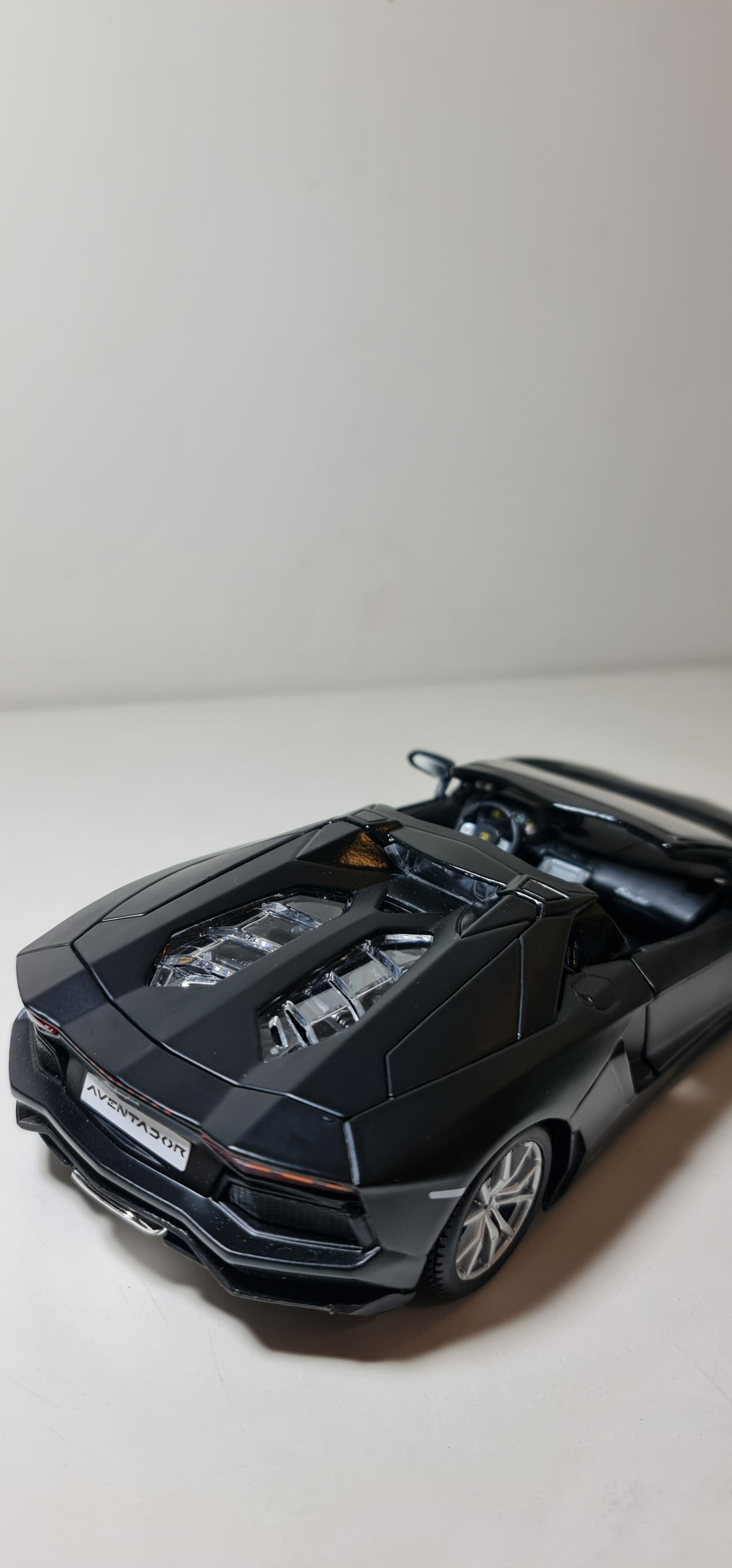 LAMBORGHINI AVENTADOR SVJ ROADSTER