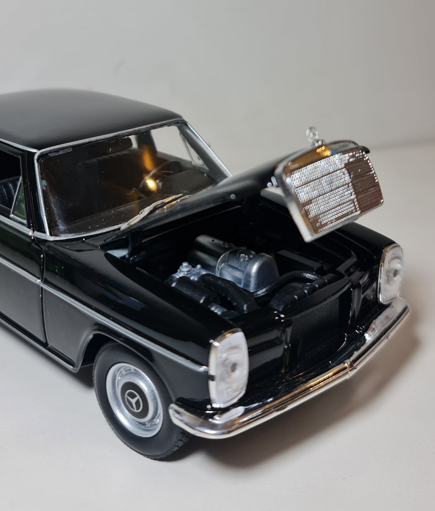 MERCEDES W115 220E