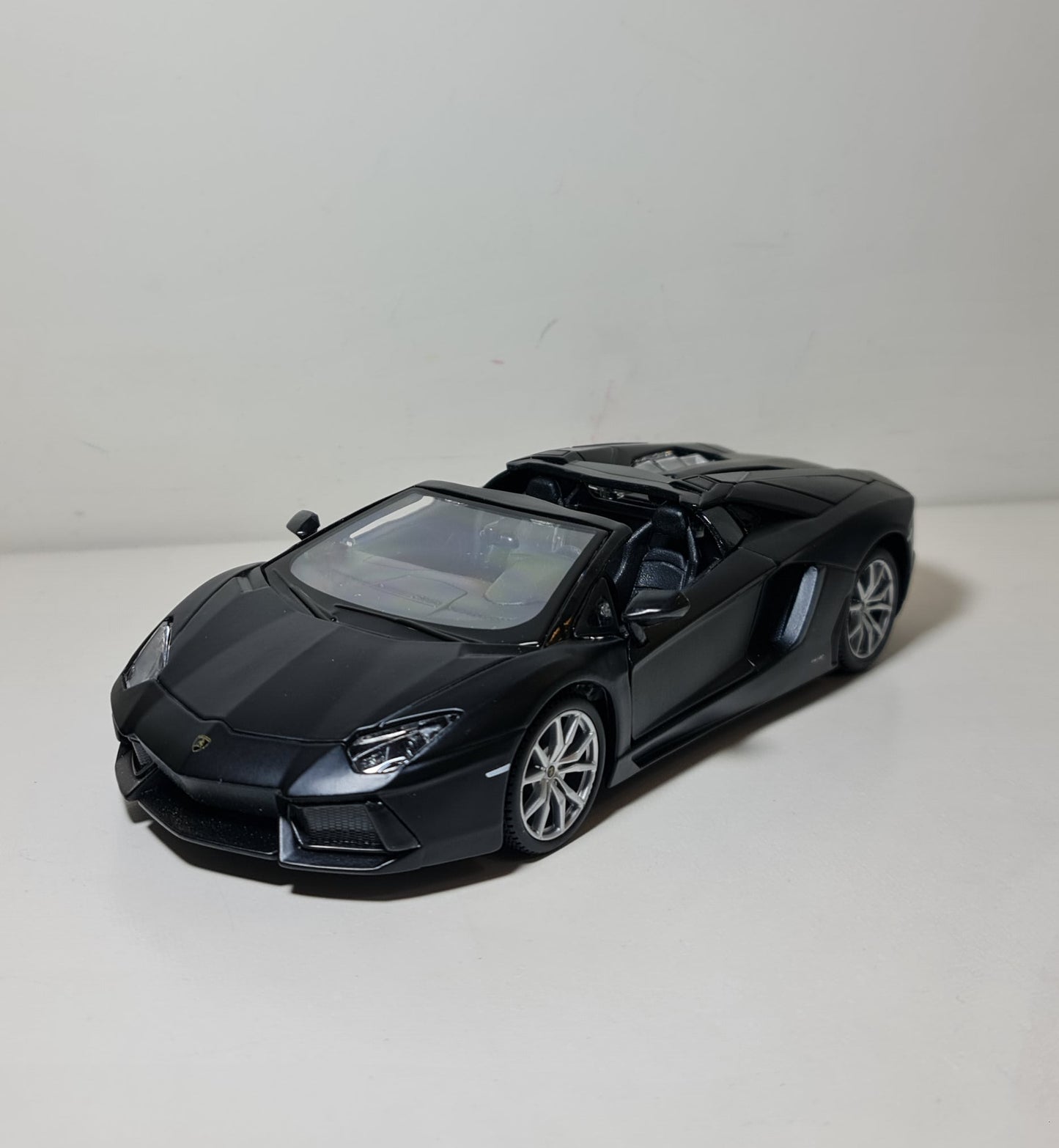 LAMBORGHINI AVENTADOR SVJ ROADSTER